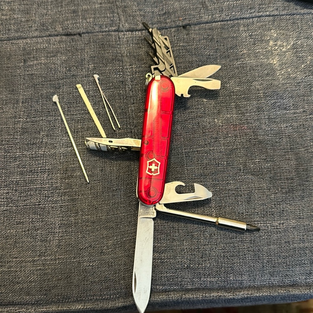 Victorinox Swiss Army Cybertool S, 27 Functions, Ruby, 91mm excellent condition